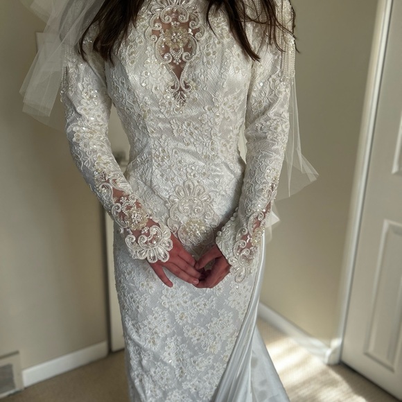 Elegant Lace Wedding Dress with train and vale